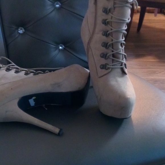 Boots - Picture 3 of 3